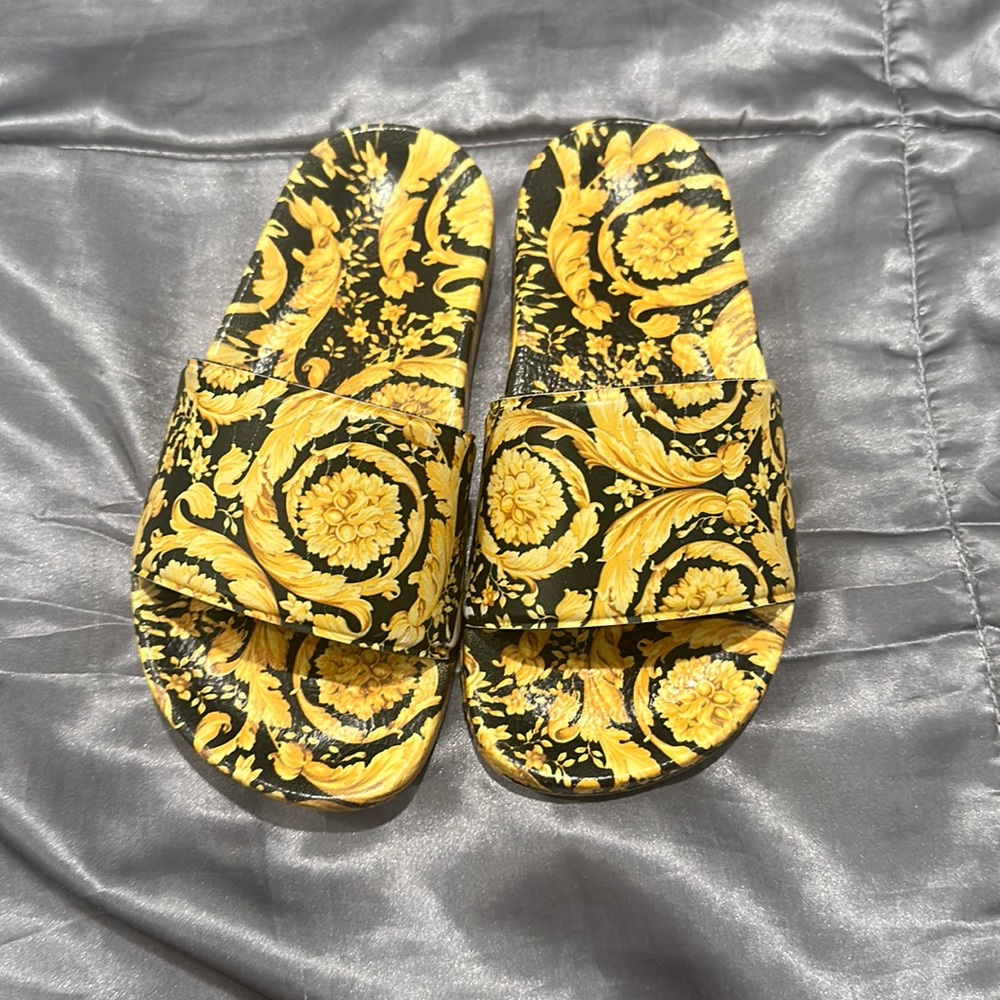 Versace slides and tshirt